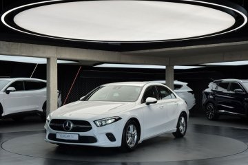180 / Kamera cofania / Podgrzewane fotele / LED / CarPlay / Android