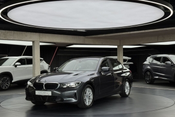 318i / Kamera cofania / CarPlay / Android Auto / Nawigacja / LED
