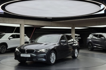 318i / Kamera cofania / CarPlay / Android Auto / Nawigacja / LED