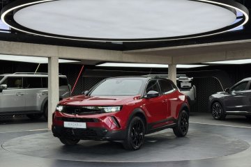 GS / ACC / Kamera cofania / Podgrzewane fotele i kierownica / CarPlay