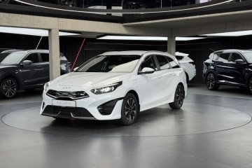 PHEV L / CarPlay / Android Auto / LED / Kamera Parkowania / FV 23%