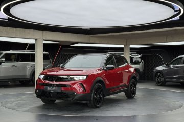 GS / ACC / Kamera cofania / Podgrzewane fotele i kierownica / CarPlay