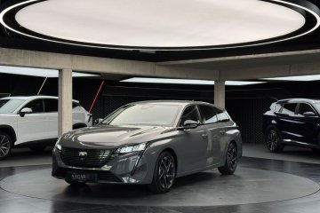 Allure Pack / Kamera 360° / Podgrzewane fotele / CarPlay / Android